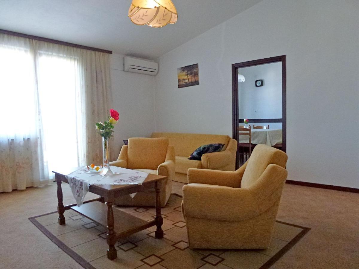 Apartment Milica Njivice Bagian luar foto