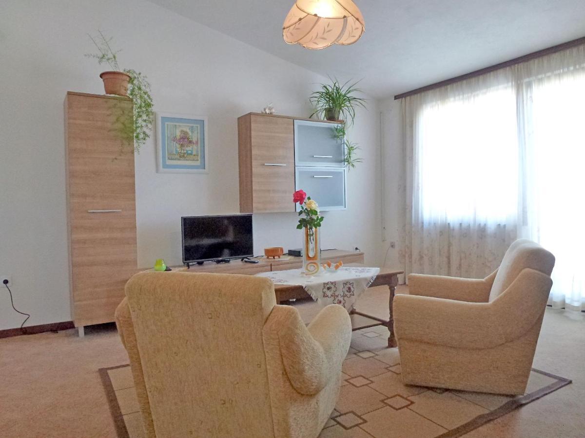 Apartment Milica Njivice Bagian luar foto